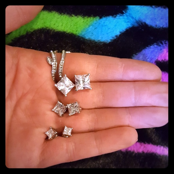 Earings - Picture 1 of 2